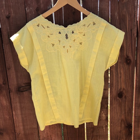 Yellow detailed top 🌵 - Picture 2 of 3